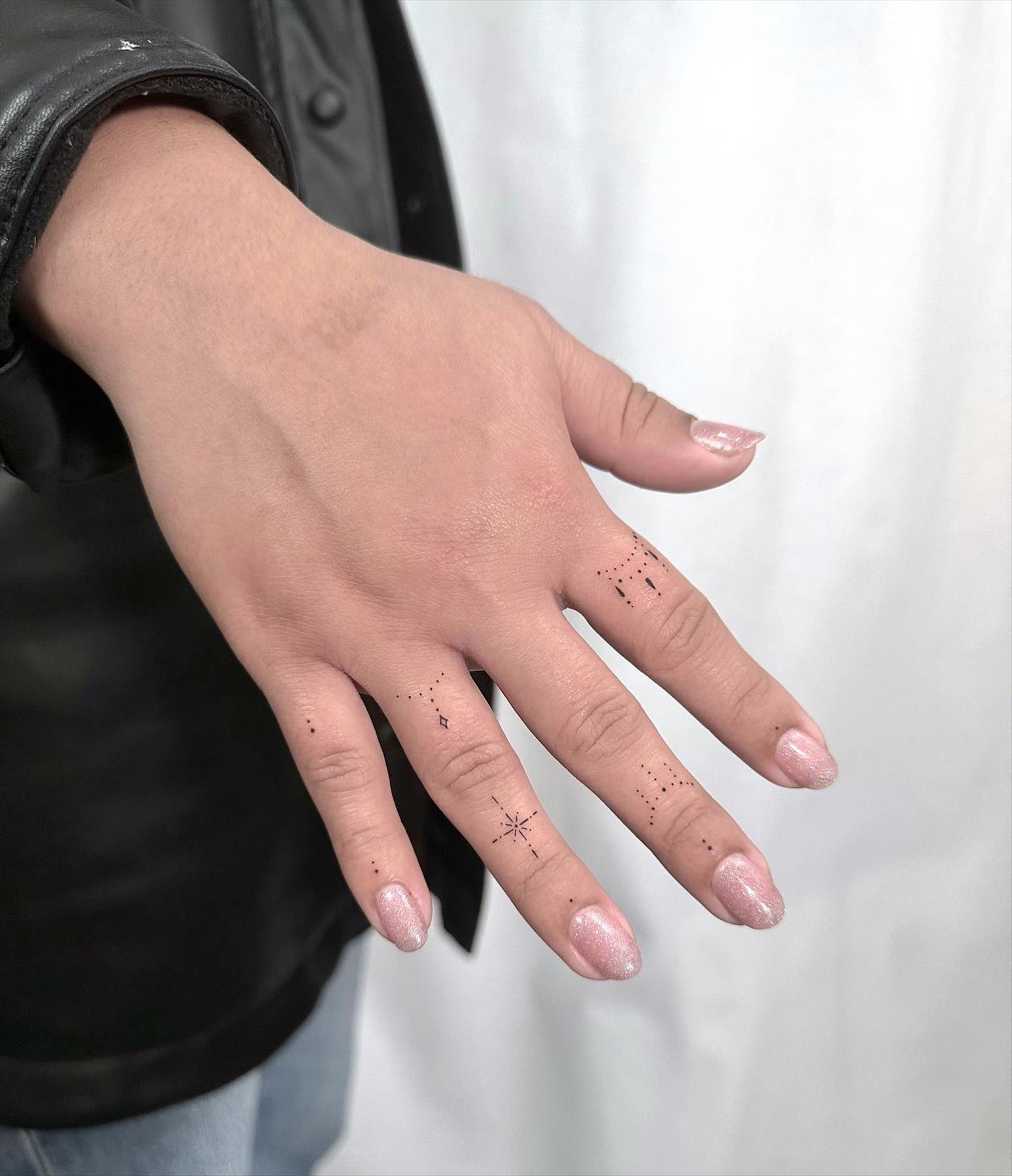 Trendy & Minimal Small Finger Tattoos Ideas For Girls 