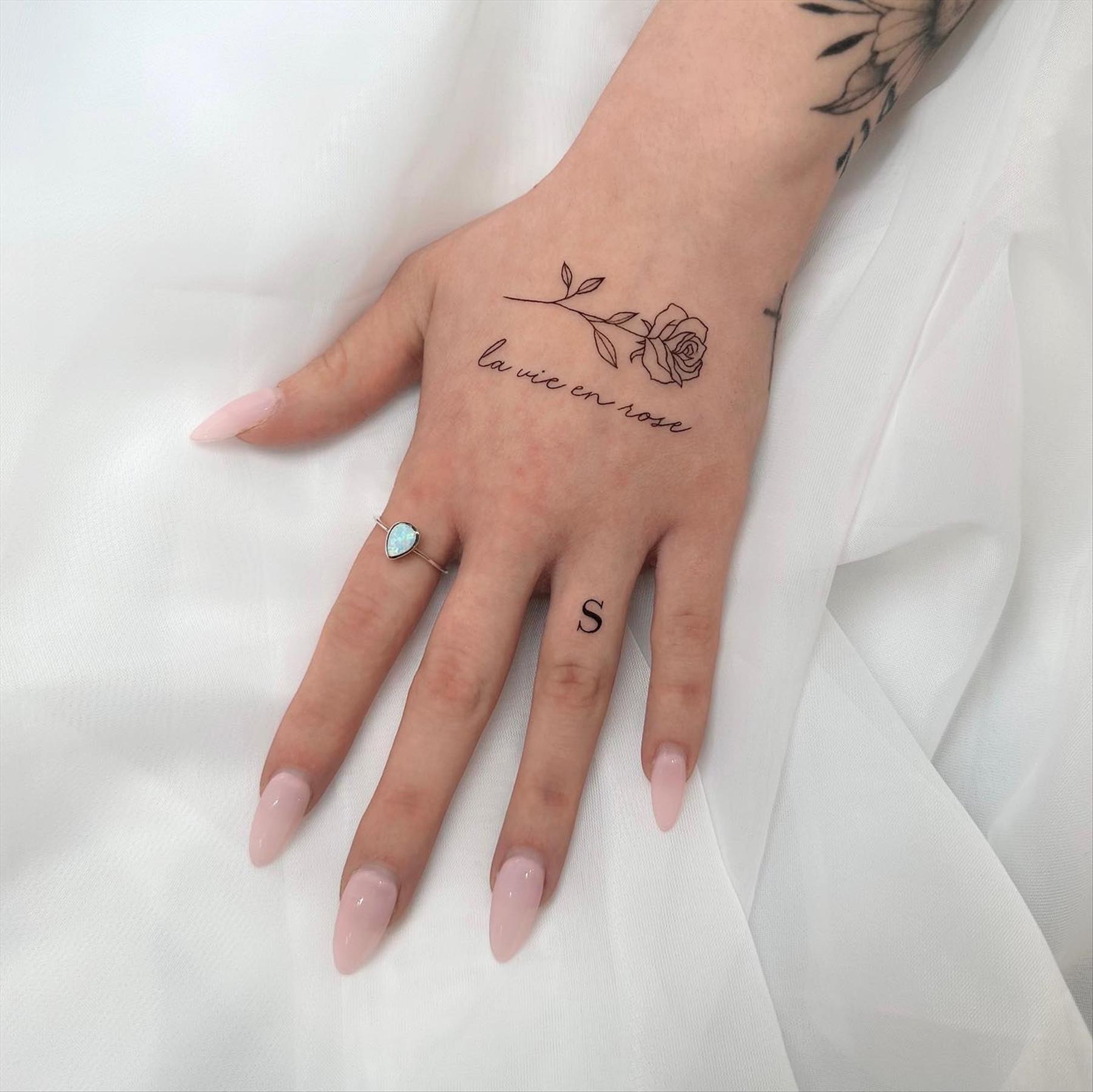 Trendy & Minimal Small Finger Tattoos Ideas For Girls 