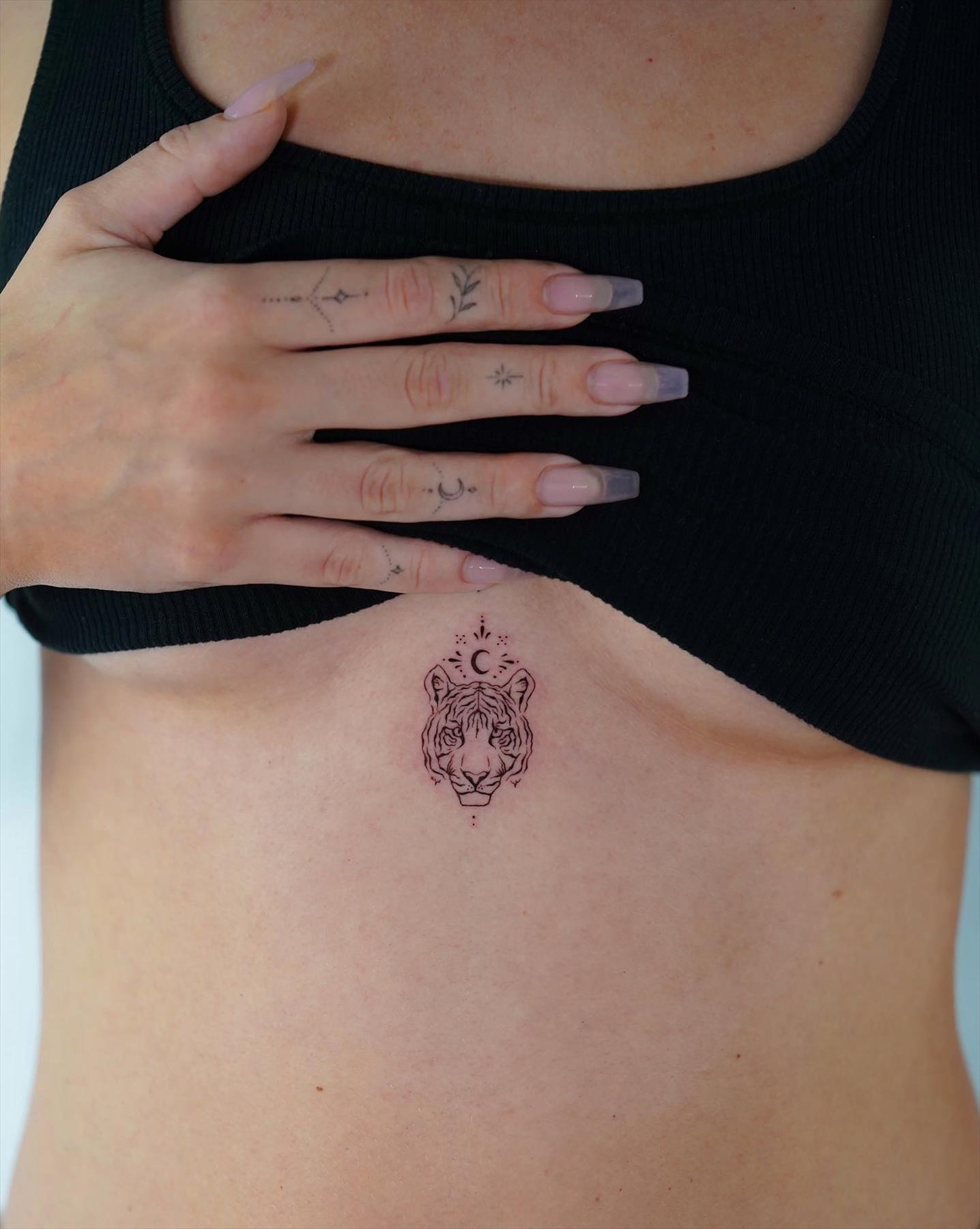 Trendy & Minimal Small Finger Tattoos Ideas For Girls 