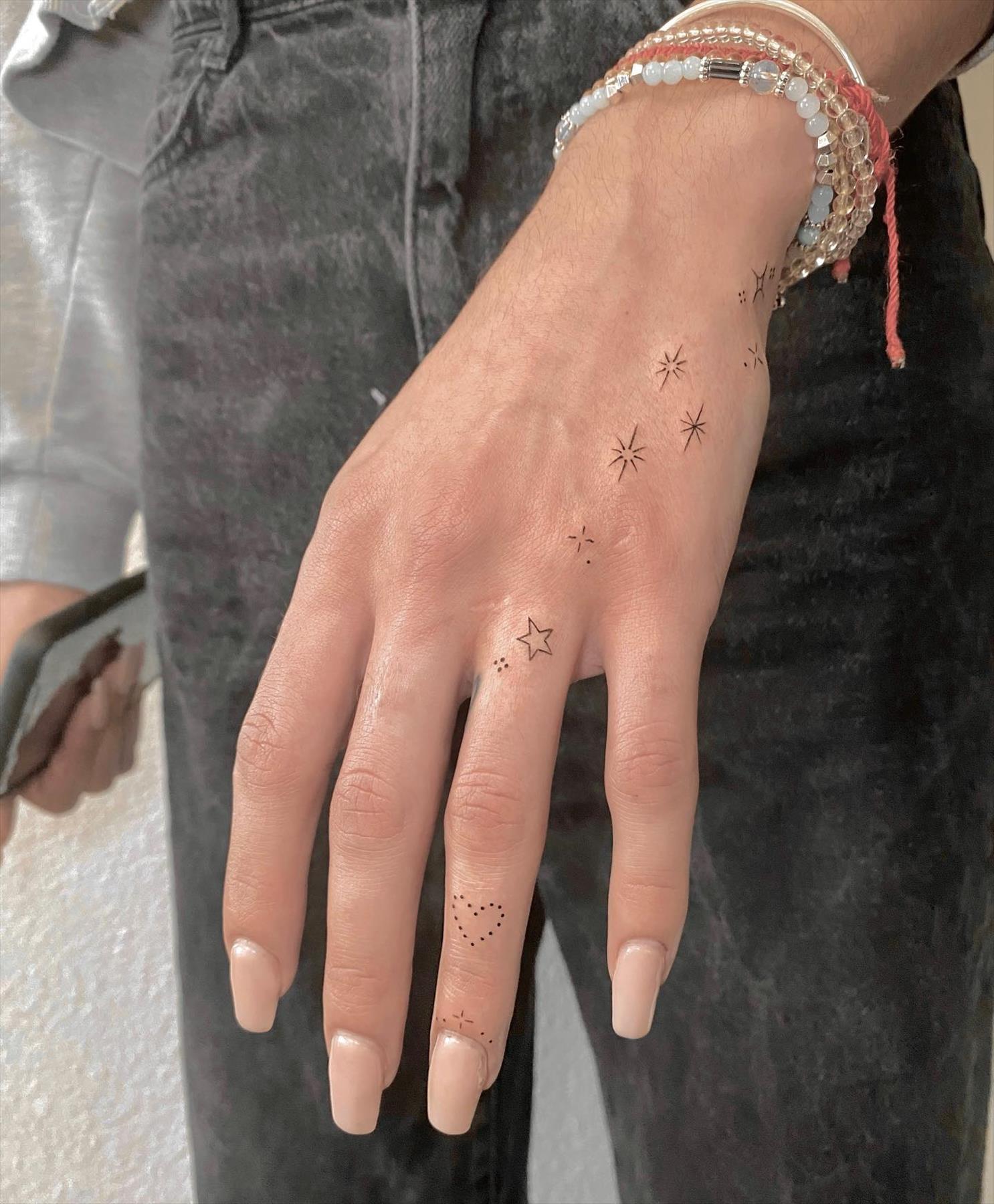 Trendy & Minimal Small Finger Tattoos Ideas For Girls 