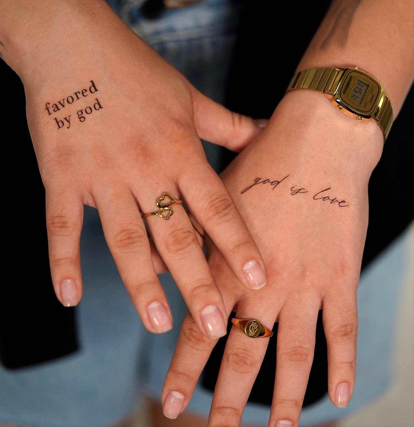 Trendy & Minimal Small Finger Tattoos Ideas For Girls 