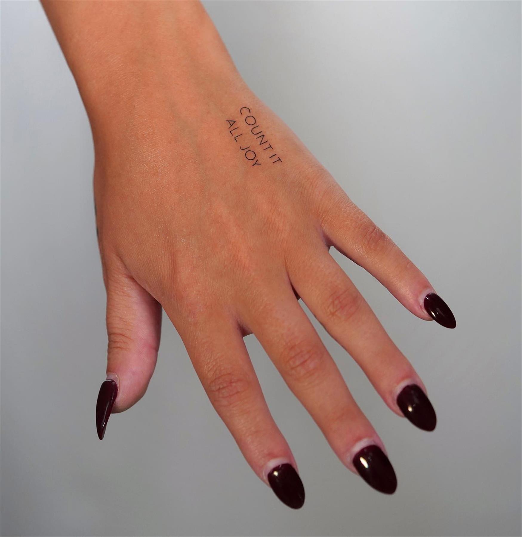Trendy & Minimal Small Finger Tattoos Ideas For Girls 