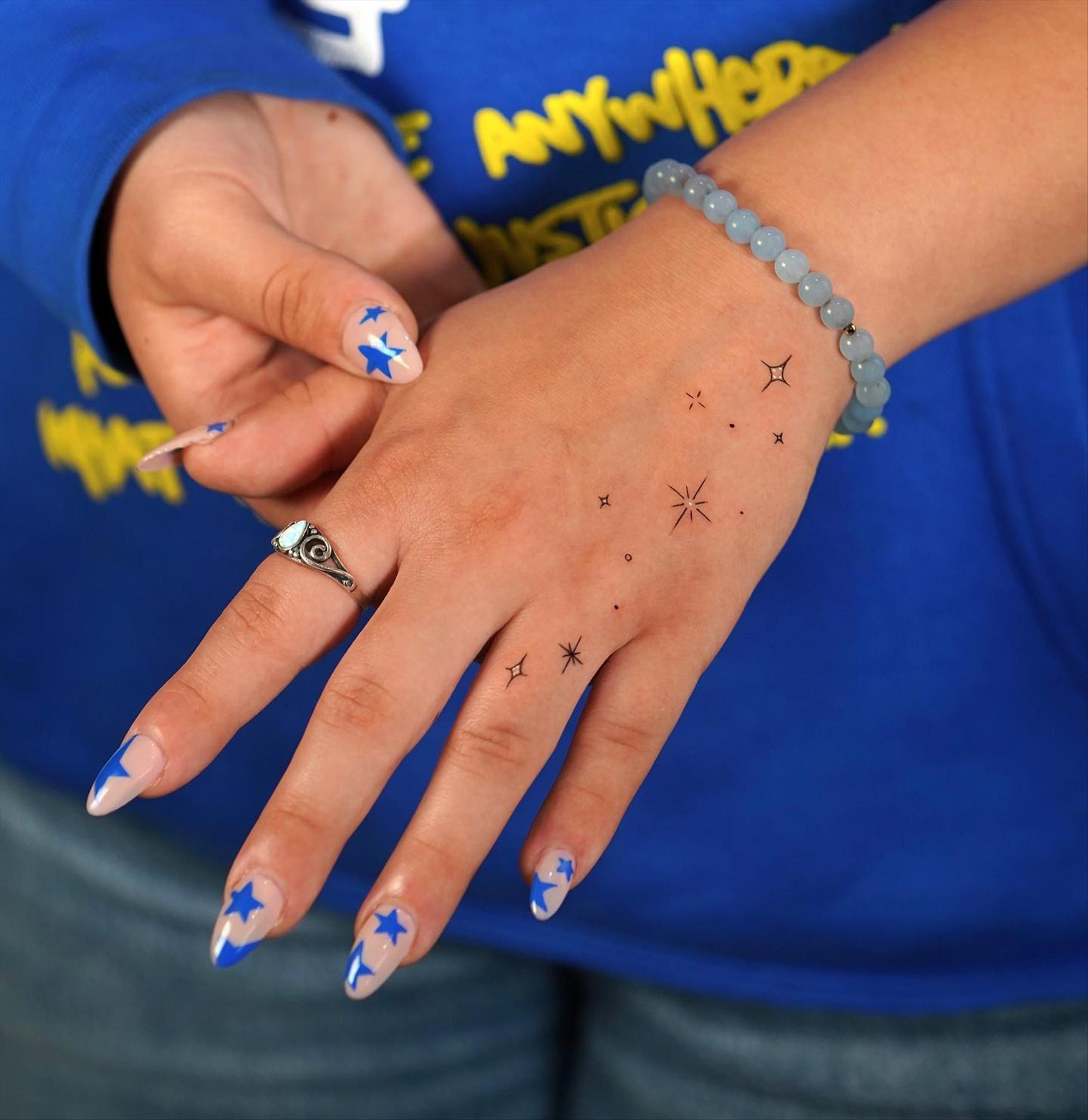 Trendy & Minimal Small Finger Tattoos Ideas For Girls 