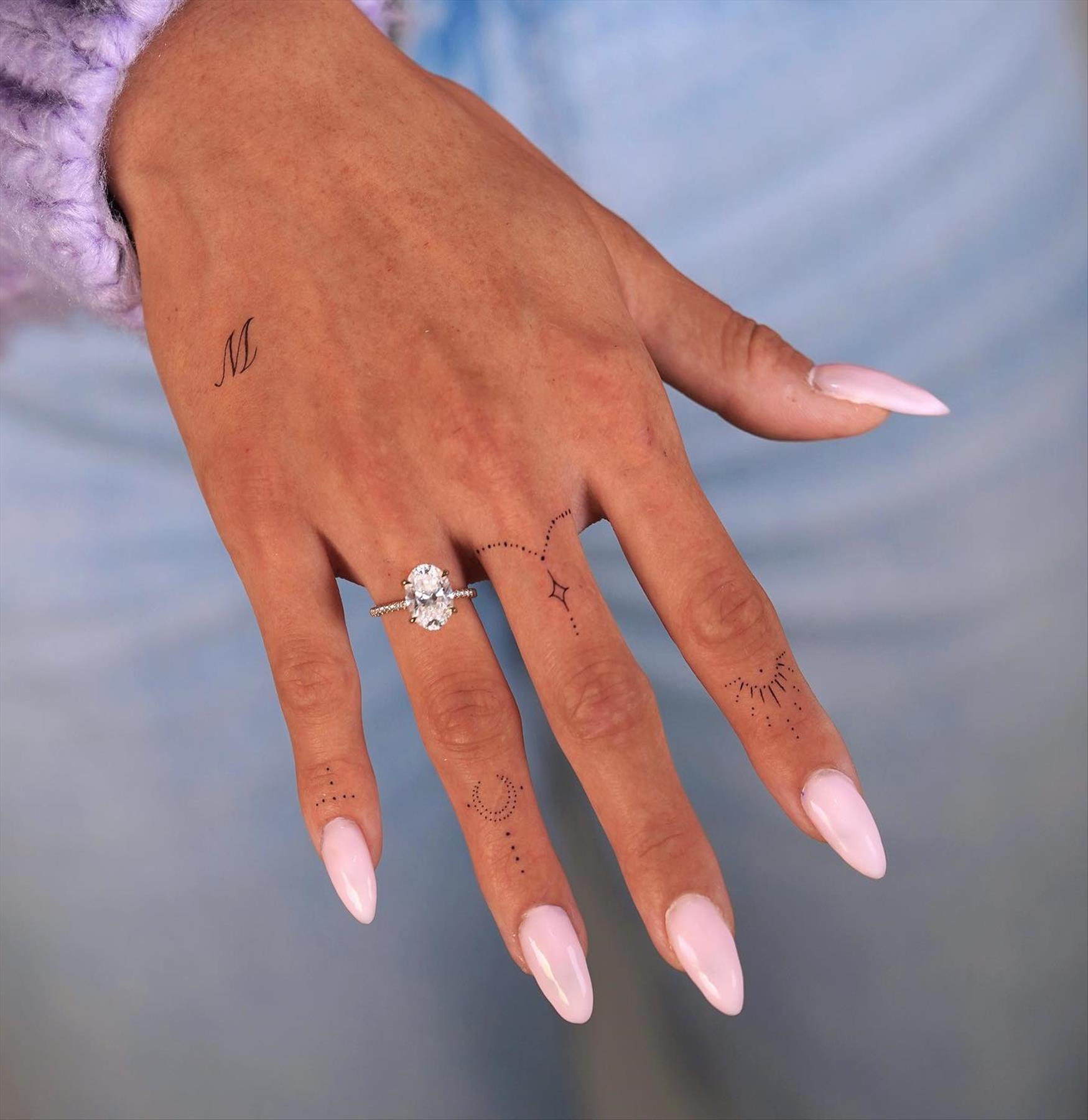 Trendy & Minimal Small Finger Tattoos Ideas For Girls 