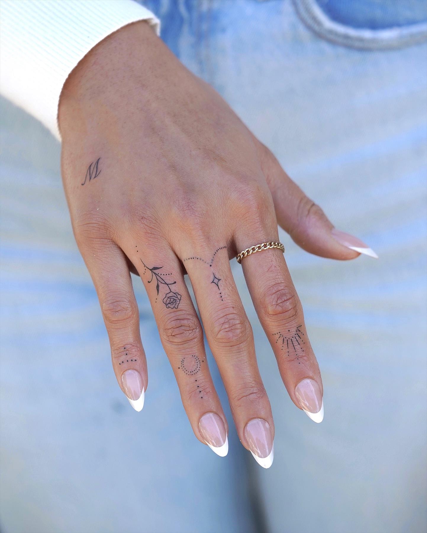 Trendy & Minimal Small Finger Tattoos Ideas For Girls 