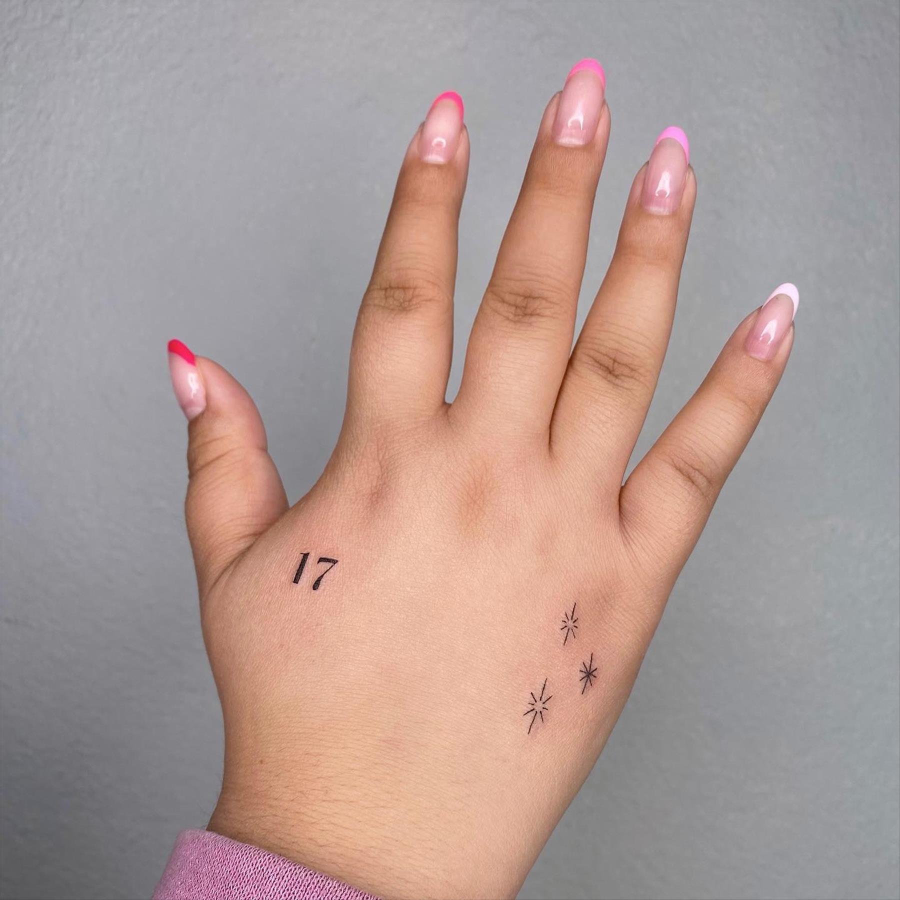 Trendy & Minimal Small Finger Tattoos Ideas For Girls 