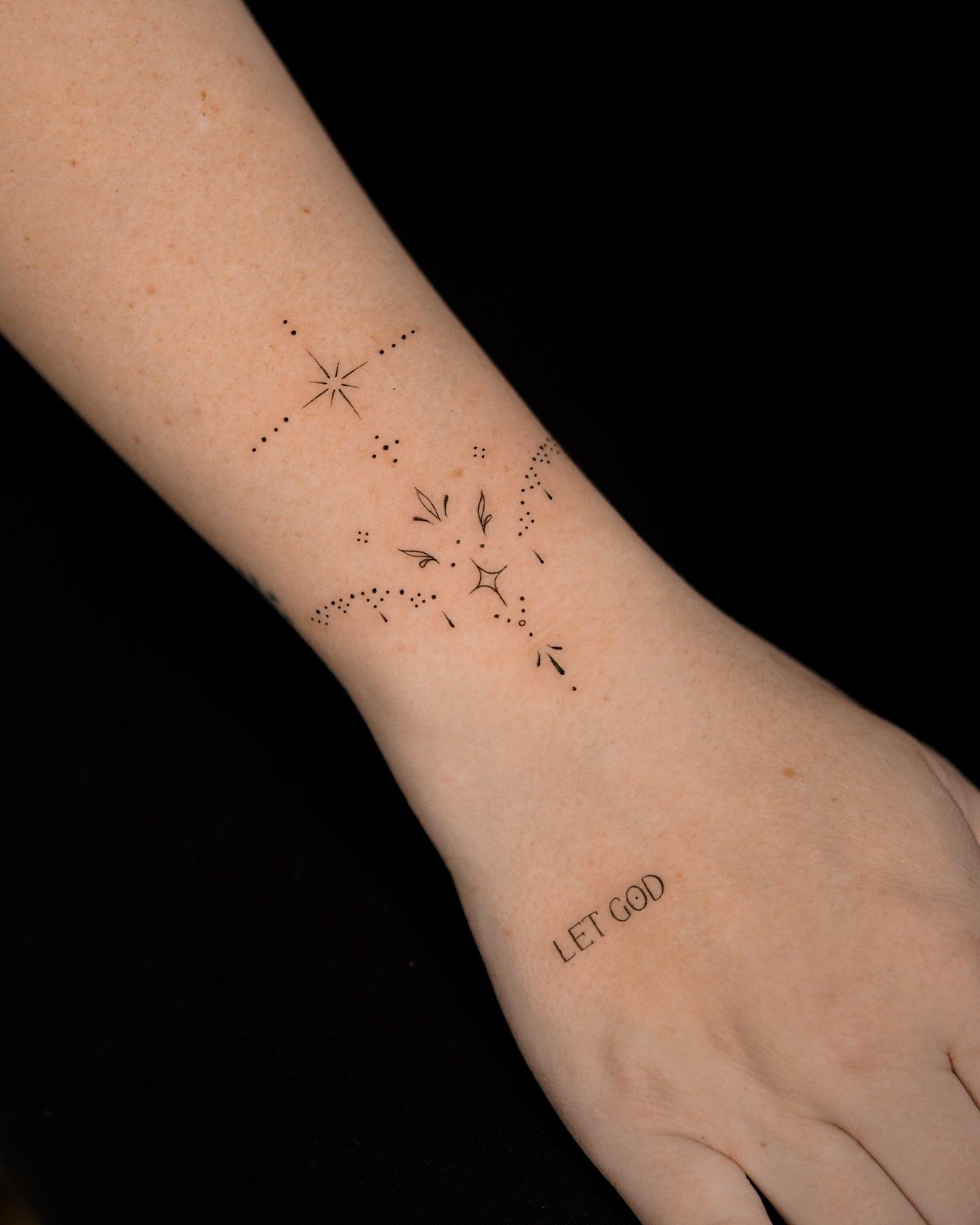 Trendy & Minimal Small Finger Tattoos Ideas For Girls 