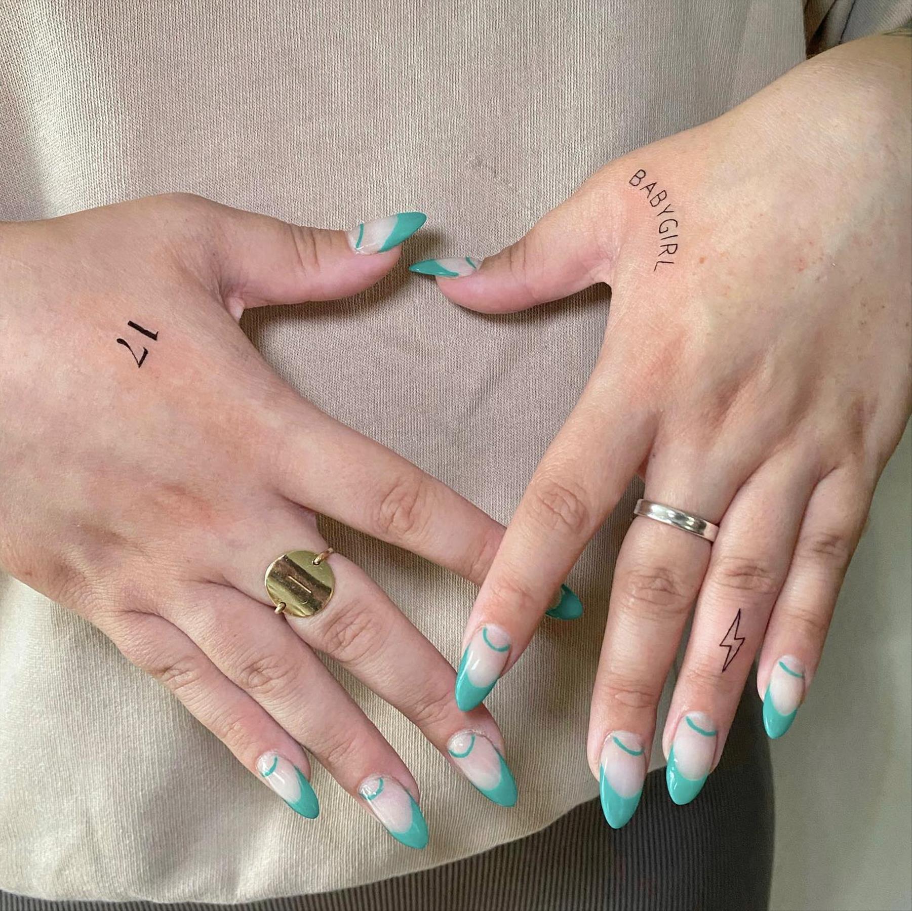 Trendy & Minimal Small Finger Tattoos Ideas For Girls 