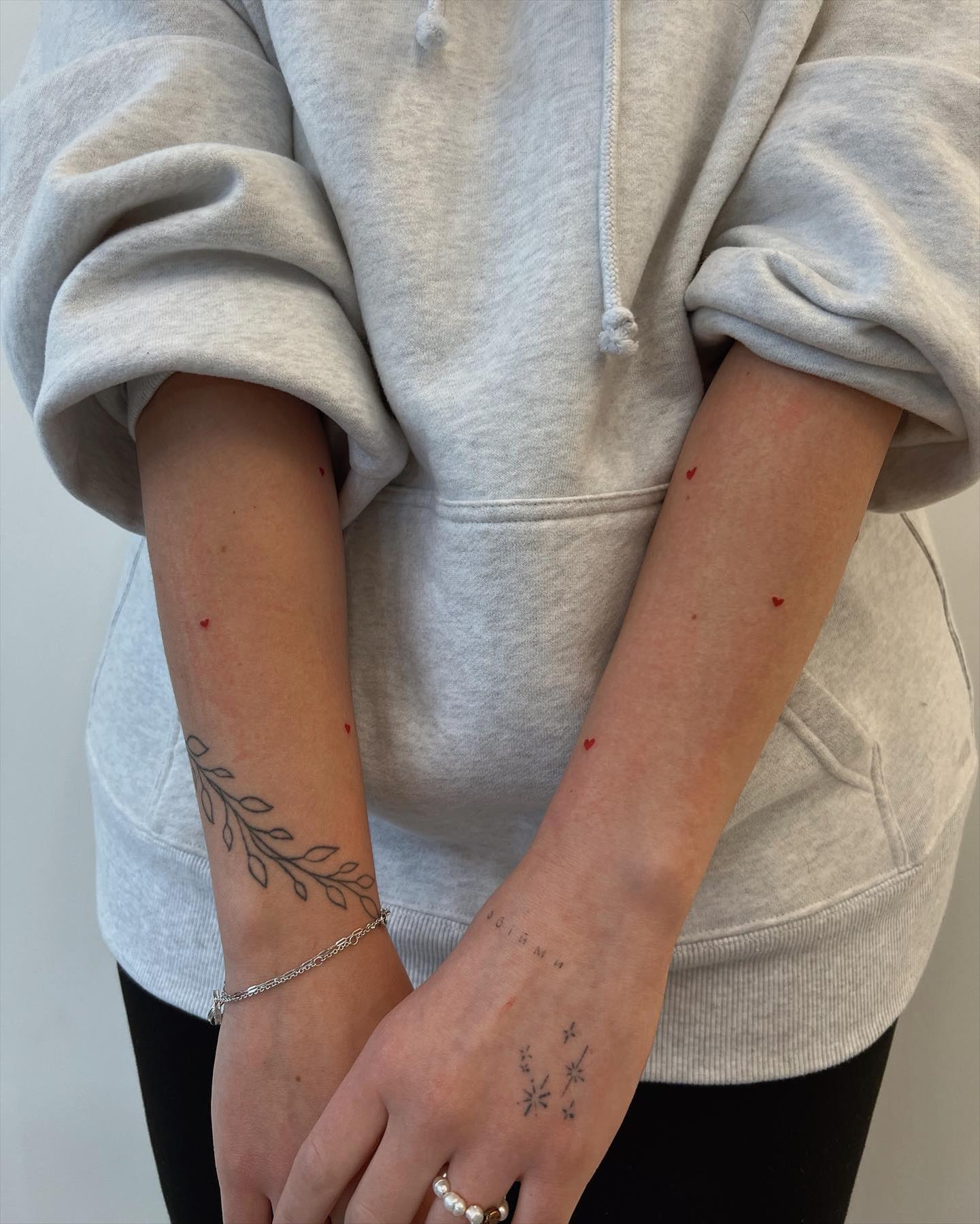 Trendy & Minimal Small Finger Tattoos Ideas For Girls 