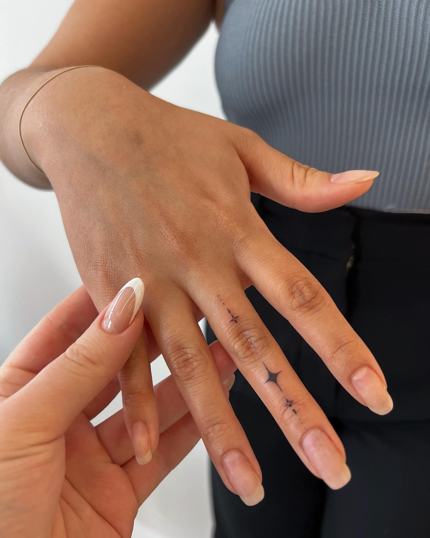Trendy & Minimal Small Finger Tattoos Ideas For Girls 