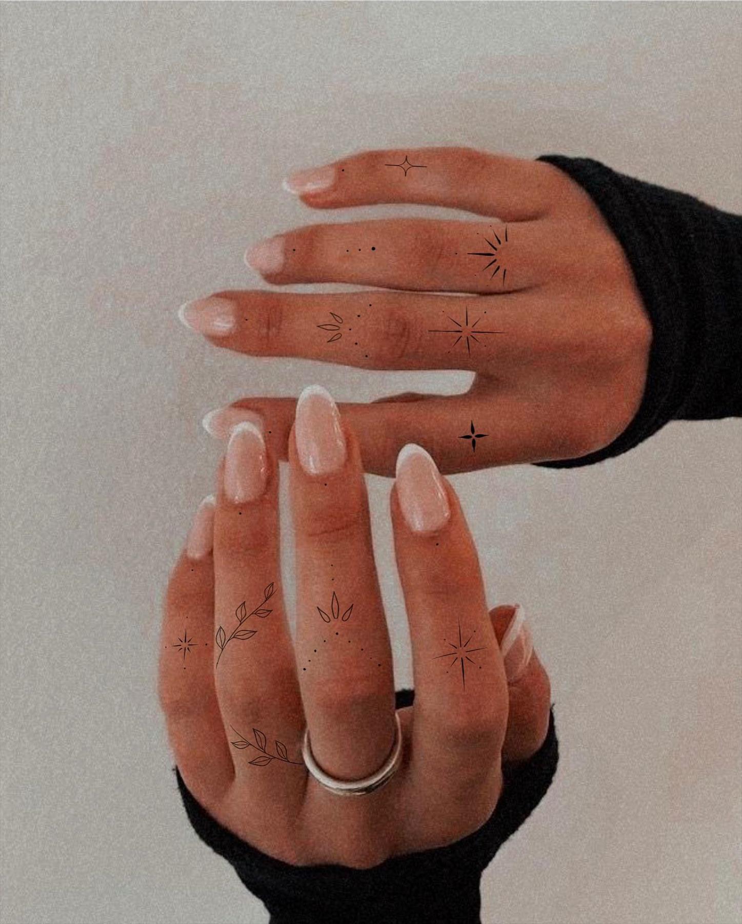 Trendy & Minimal Small Finger Tattoos Ideas For Girls 