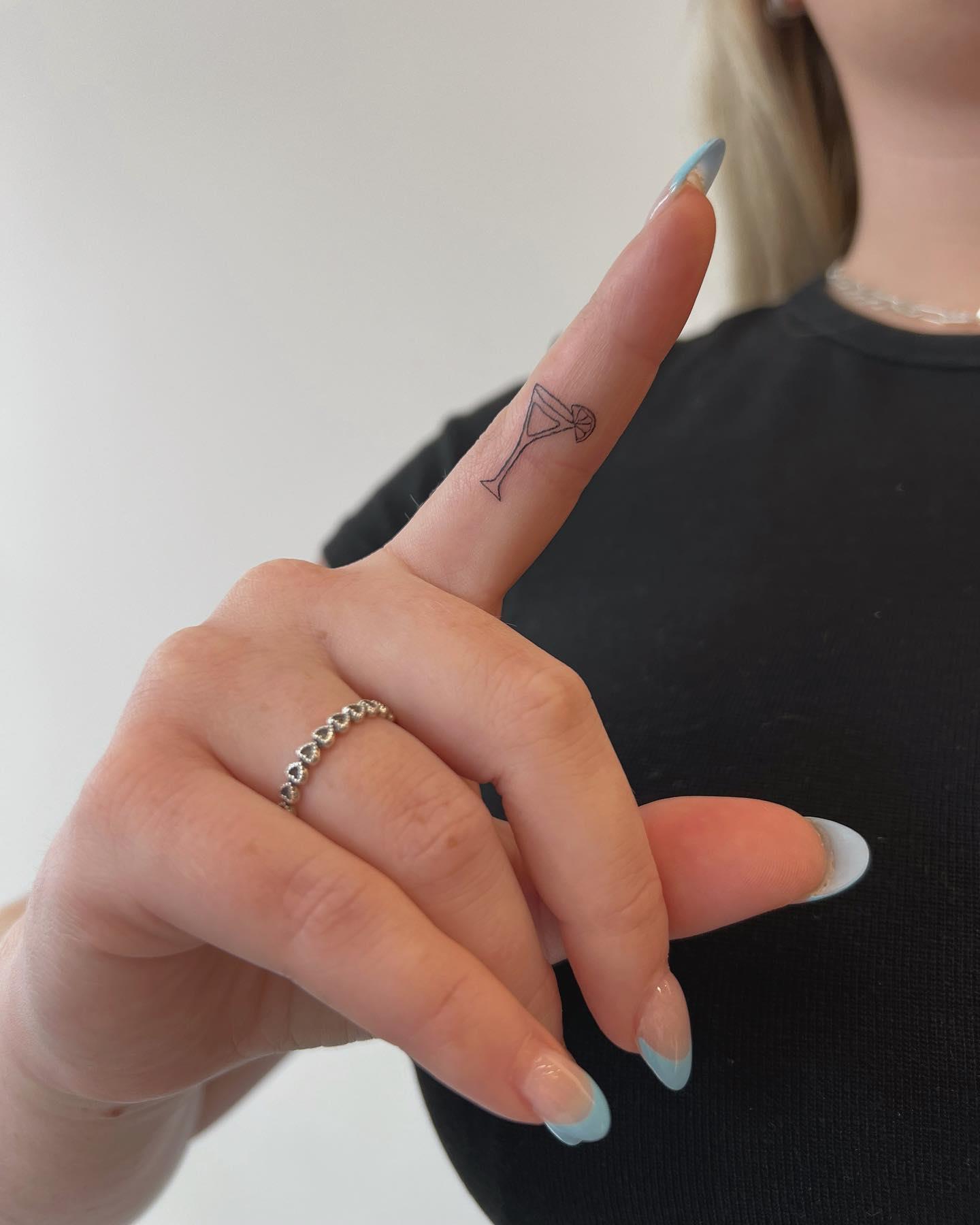 Trendy & Minimal Small Finger Tattoos Ideas For Girls Trendy & Minimal Small Finger Tattoos Ideas For Girls 