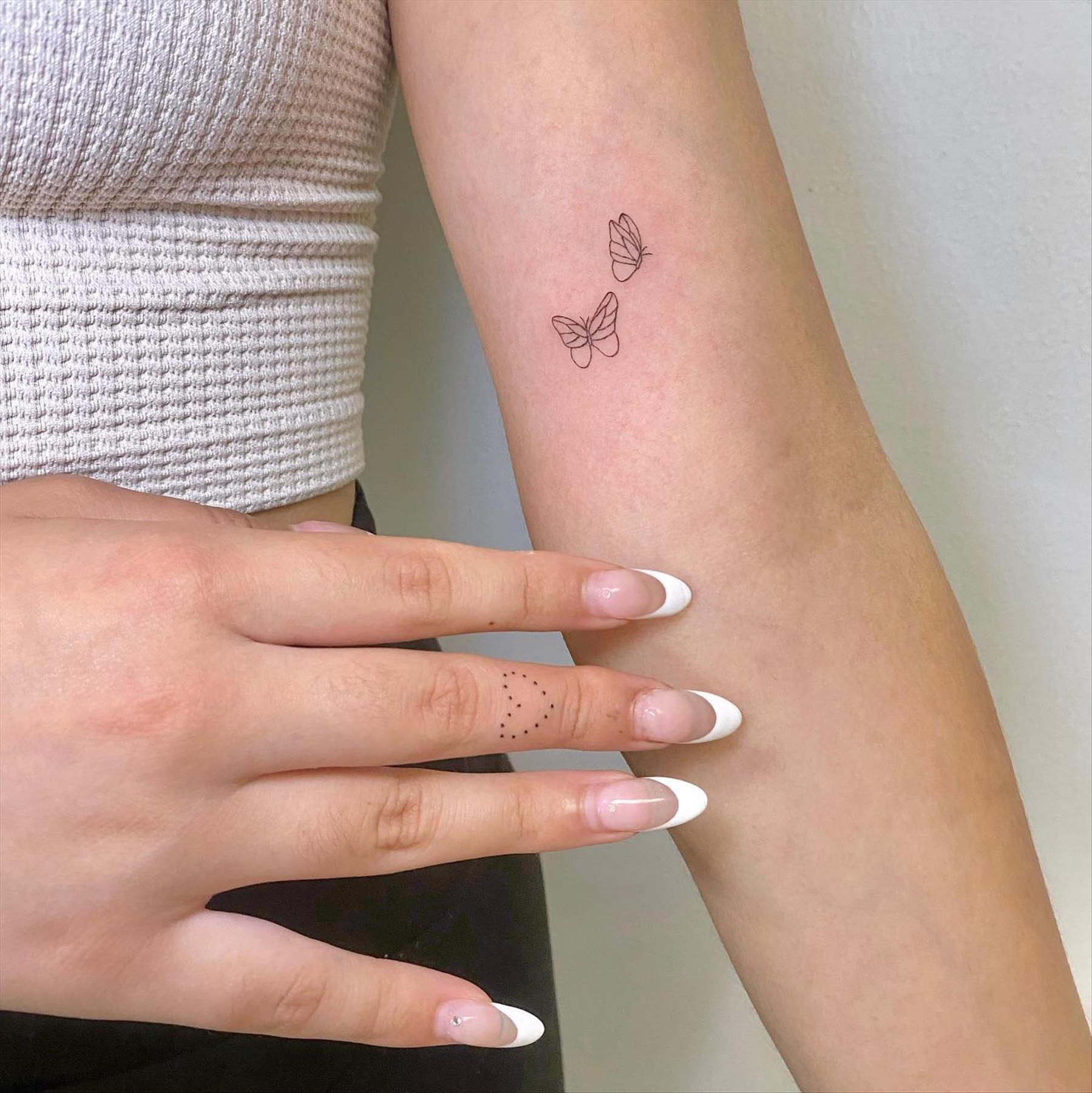 Trendy & Minimal Small Finger Tattoos Ideas For Girls 