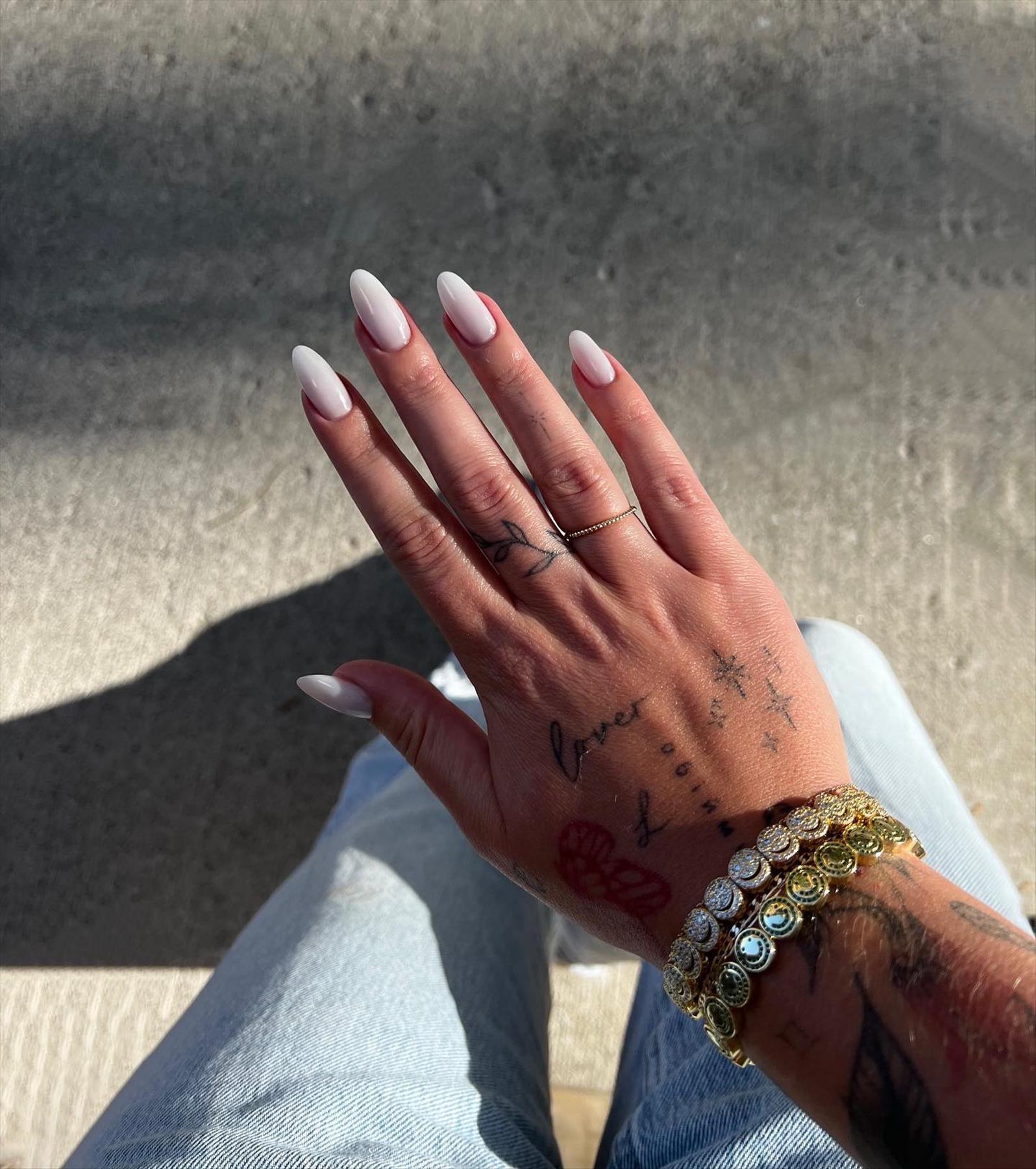 Trendy & Minimal Small Finger Tattoos Ideas For Girls 