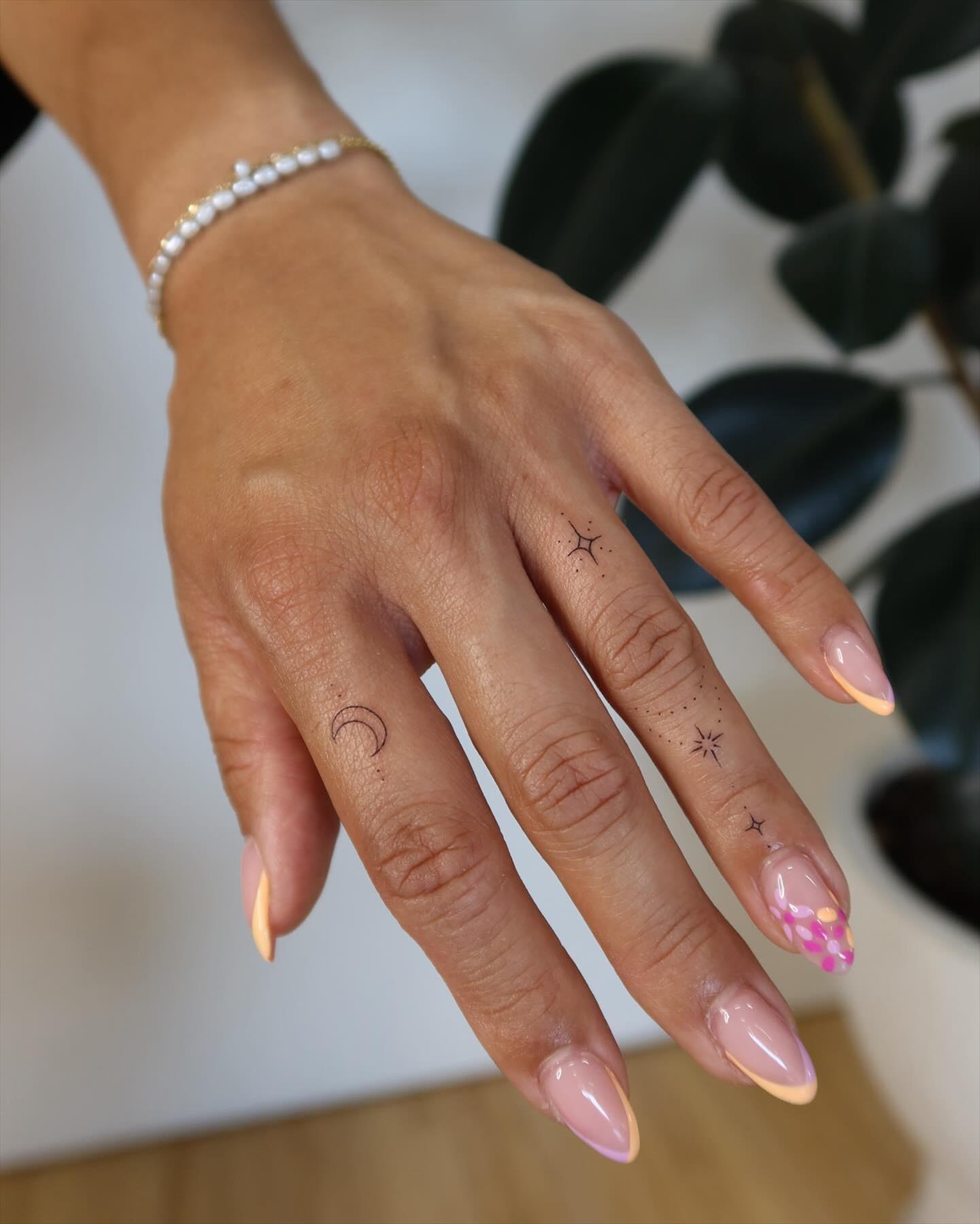 Trendy & Minimal Small Finger Tattoos Ideas For Girls 