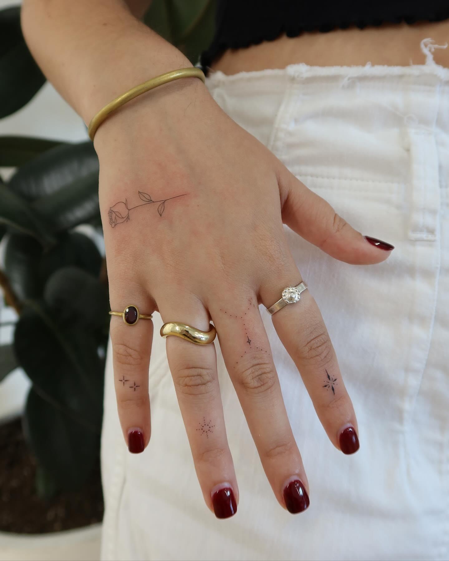 Trendy & Minimal Small Finger Tattoos Ideas For Girls 