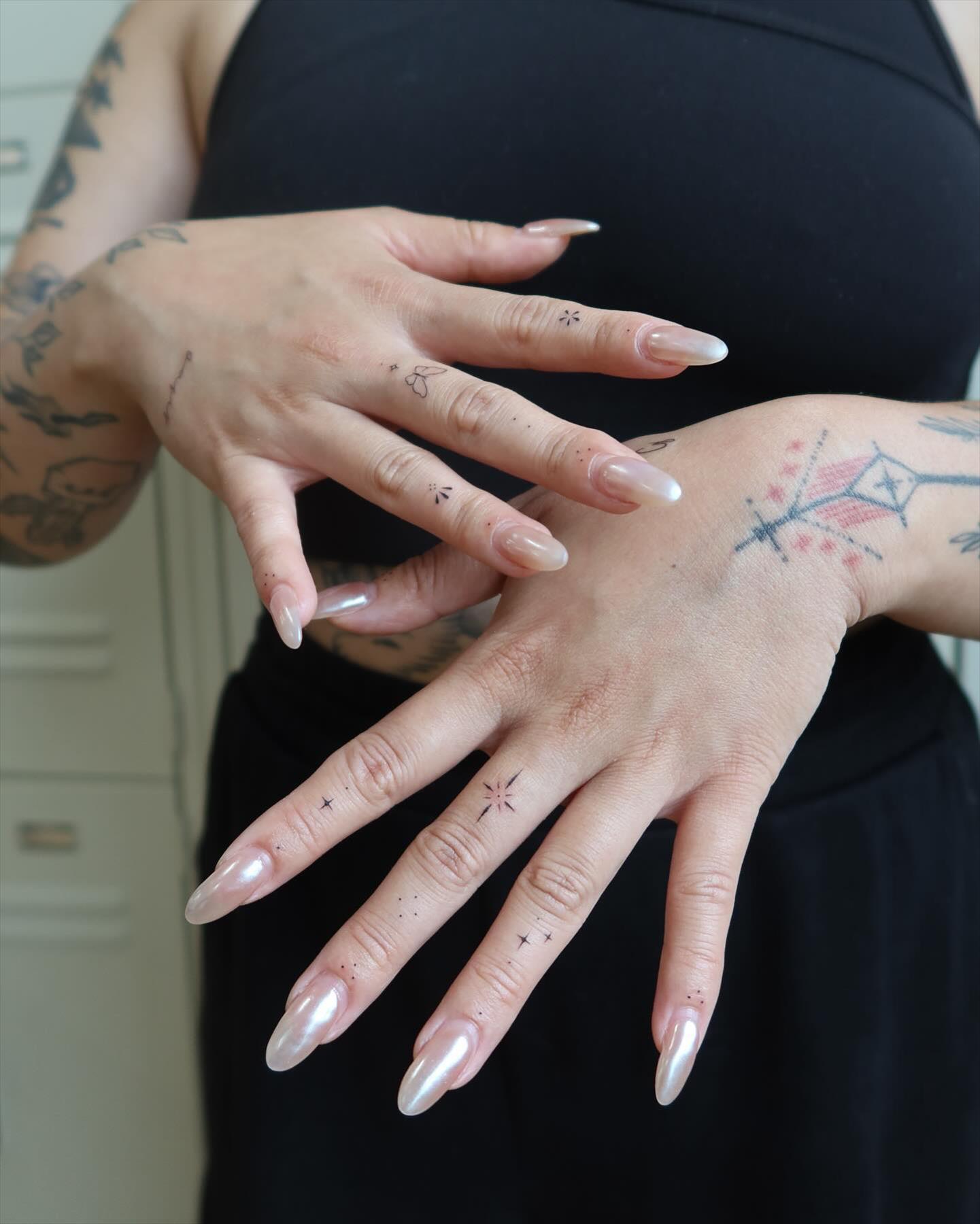 Trendy & Minimal Small Finger Tattoos Ideas For Girls 