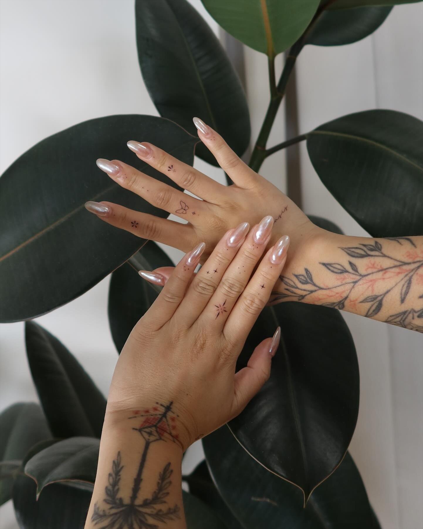 Trendy & Minimal Small Finger Tattoos Ideas For Girls 