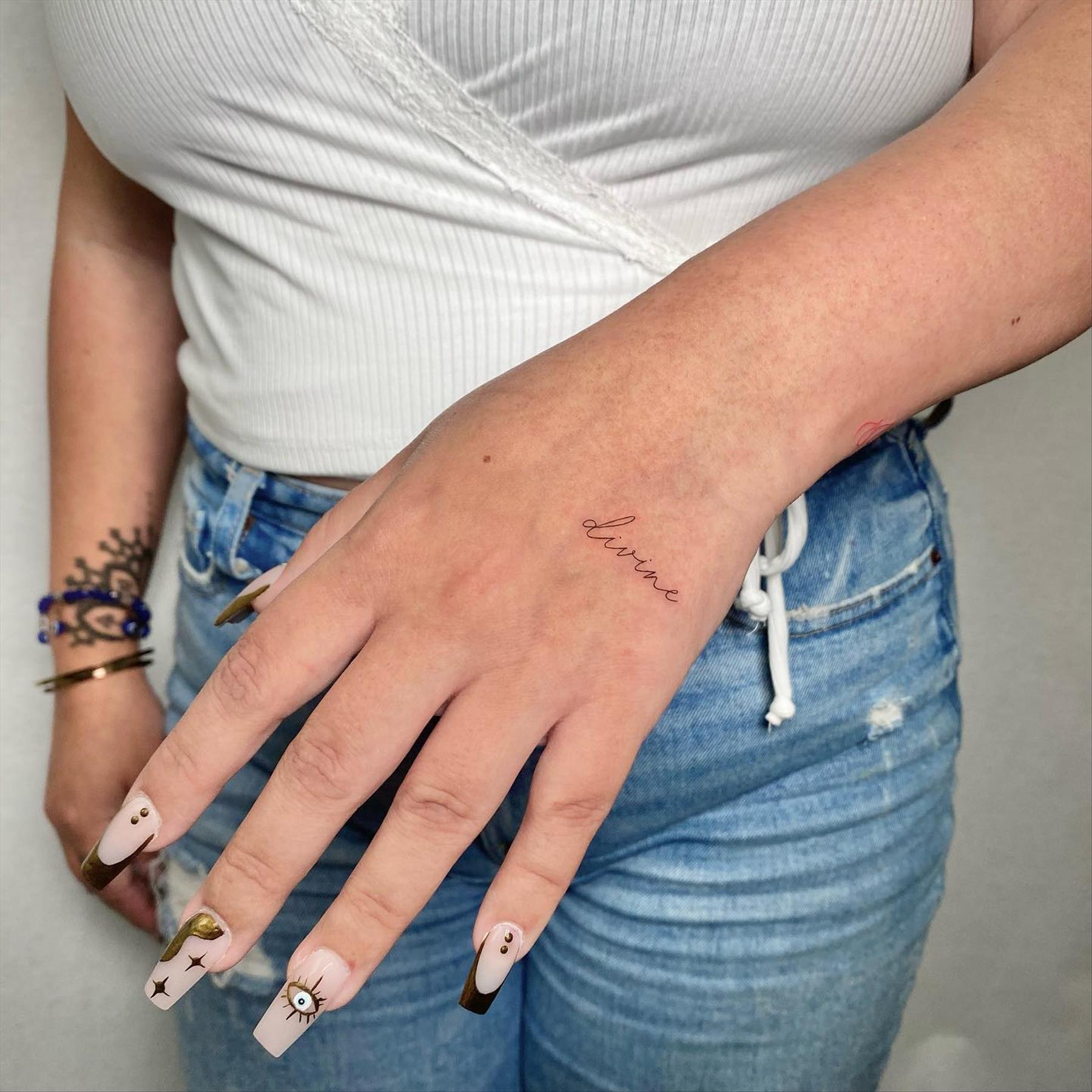 Trendy & Minimal Small Finger Tattoos Ideas For Girls 