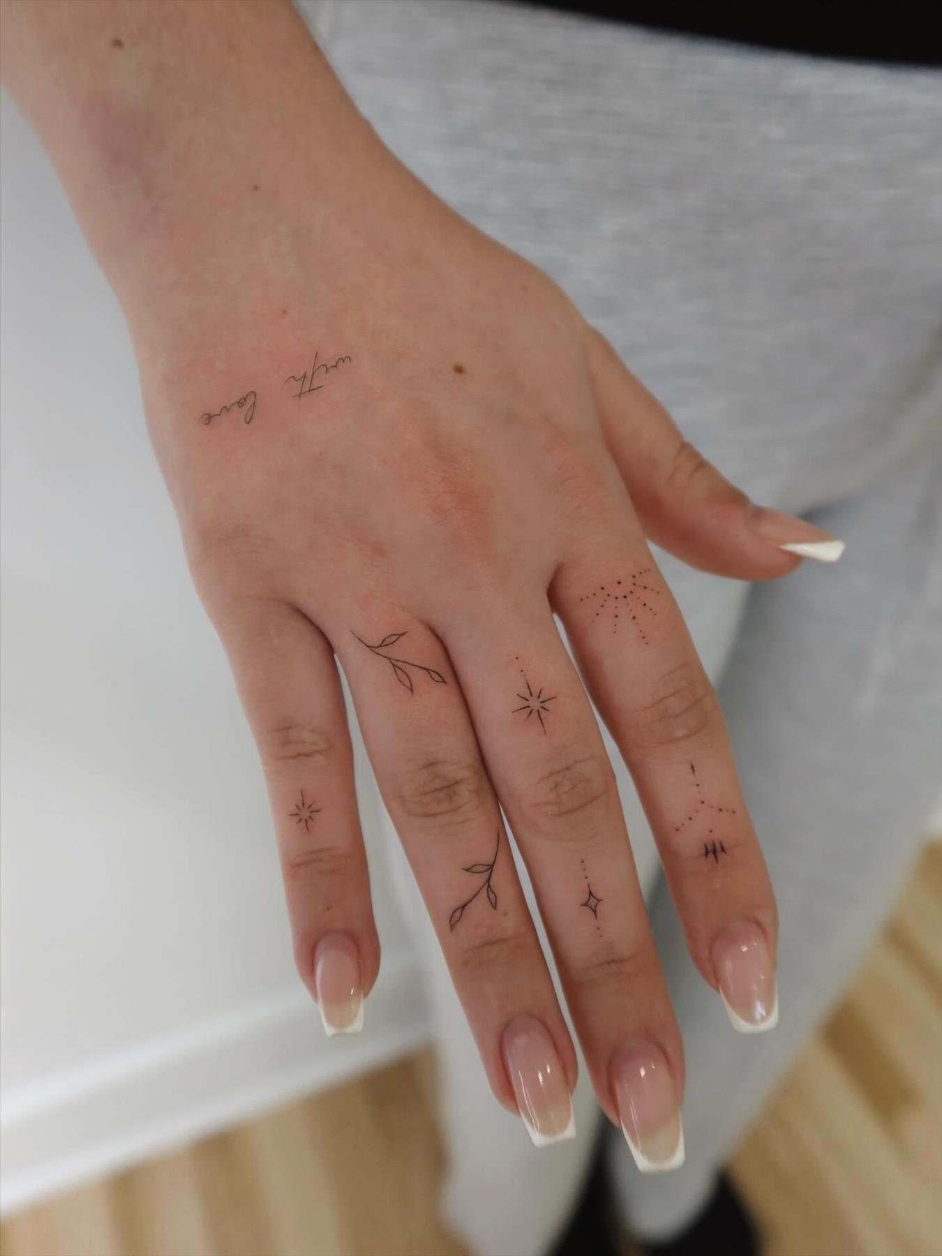 Trendy & Minimal Small Finger Tattoos Ideas For Girls 