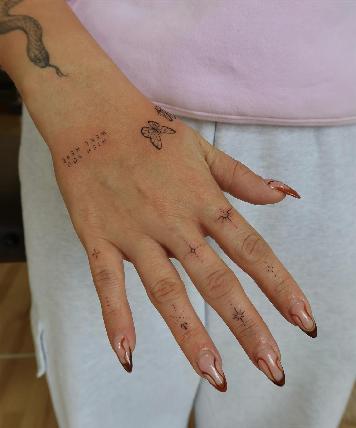 Trendy & Minimal Small Finger Tattoos Ideas For Girls 