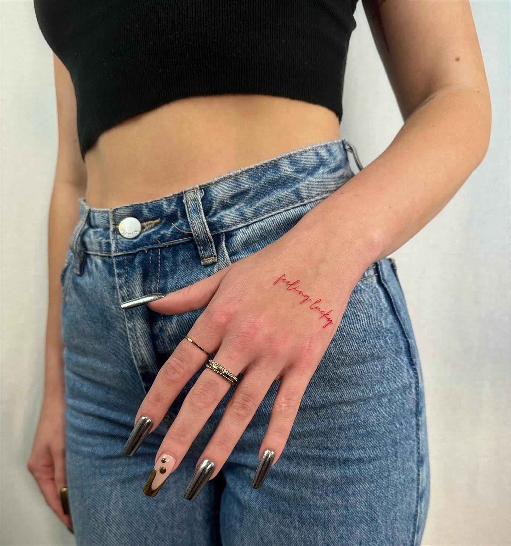 Trendy & Minimal Small Finger Tattoos Ideas For Girls 