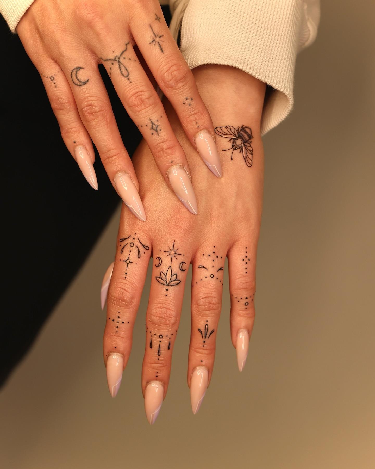 Trendy & Minimal Small Finger Tattoos Ideas For Girls 
