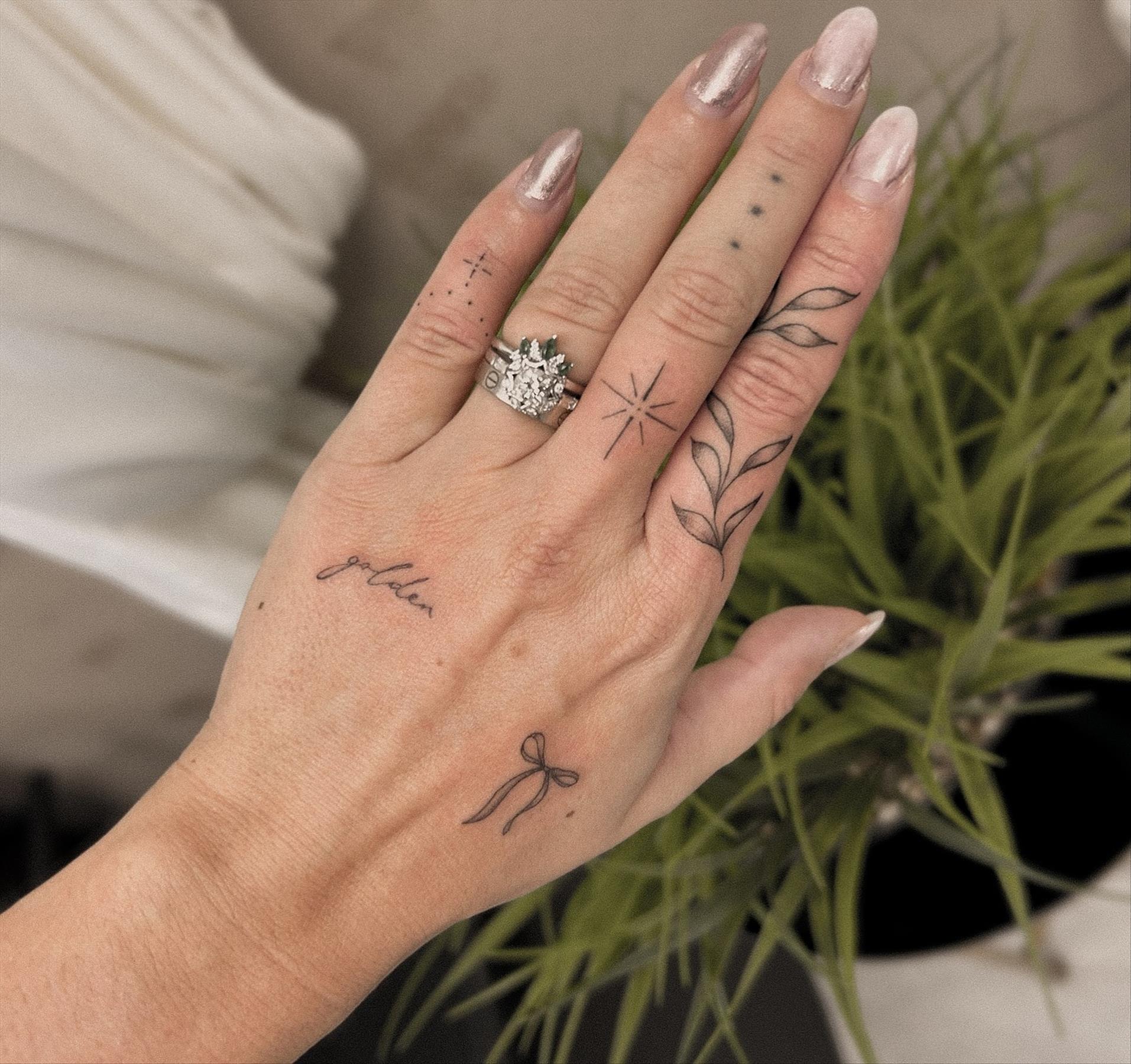Trendy & Minimal Small Finger Tattoos Ideas For Girls 