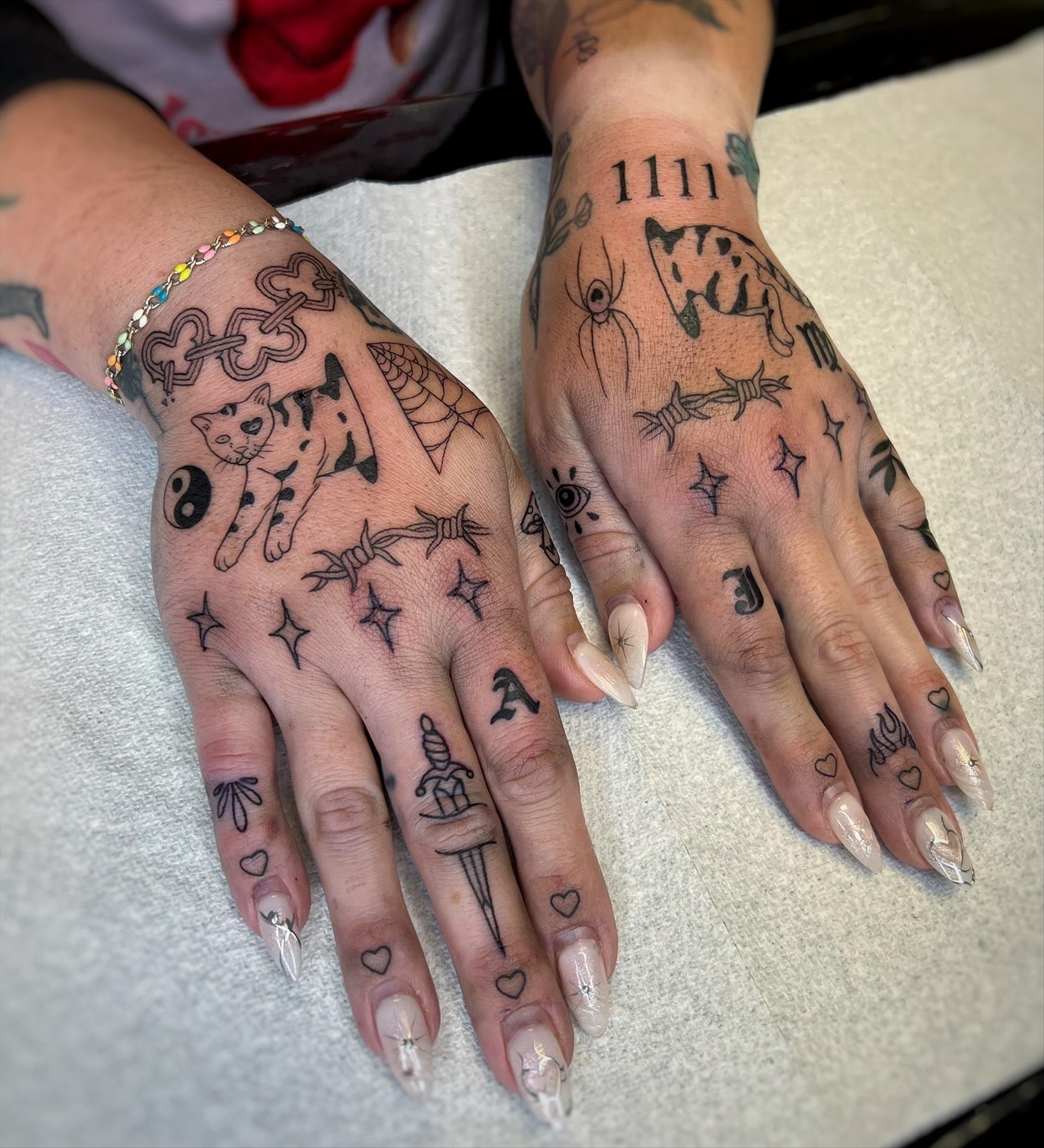 Trendy & Minimal Small Finger Tattoos Ideas For Girls 