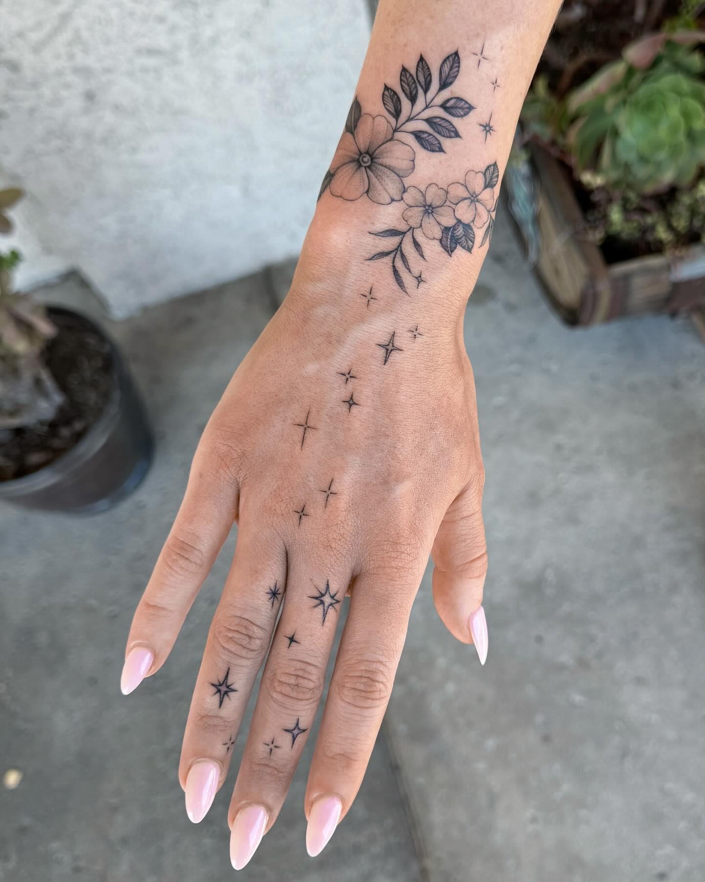 Trendy & Minimal Small Finger Tattoos Ideas For Girls 