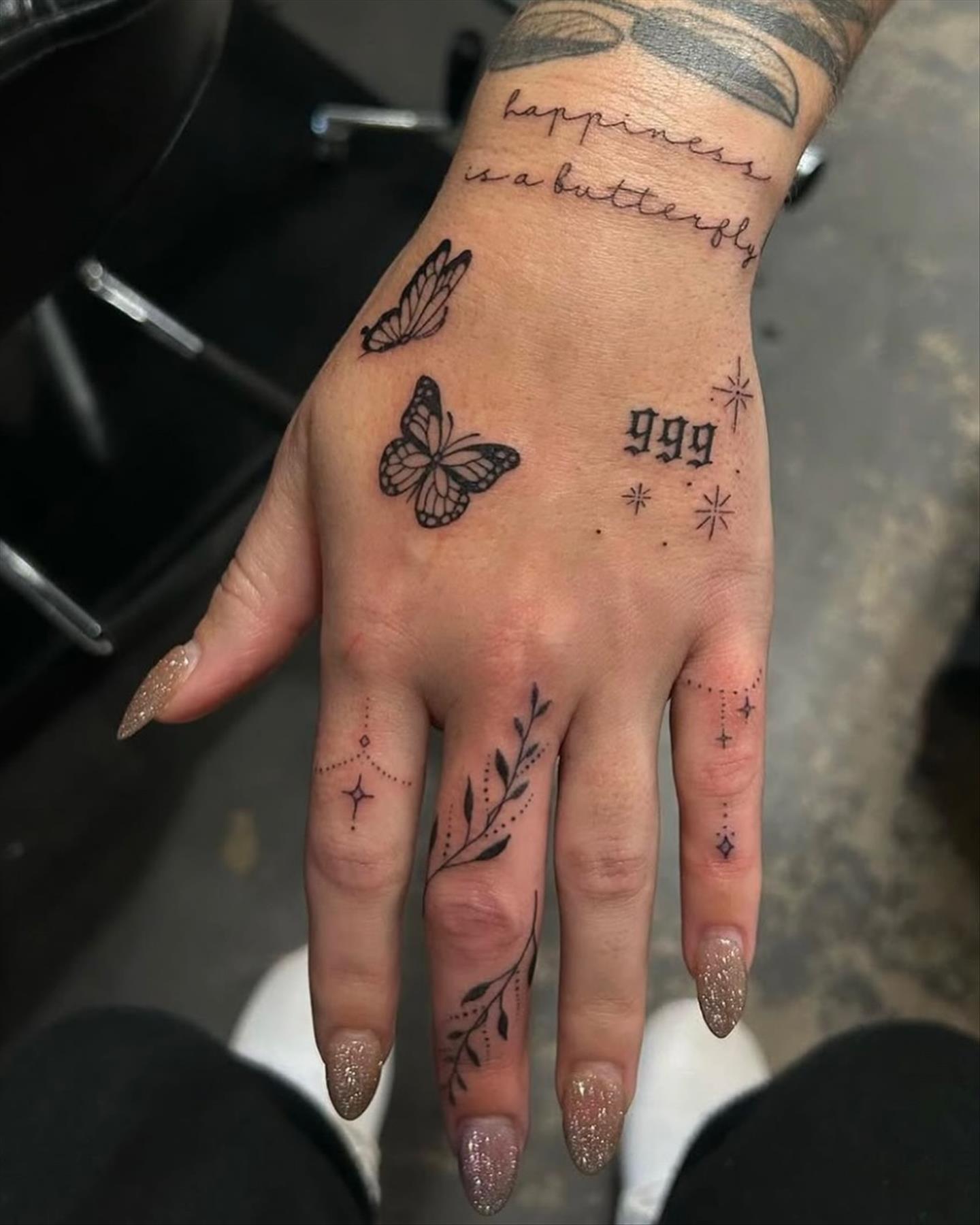 Trendy & Minimal Small Finger Tattoos Ideas For Girls 