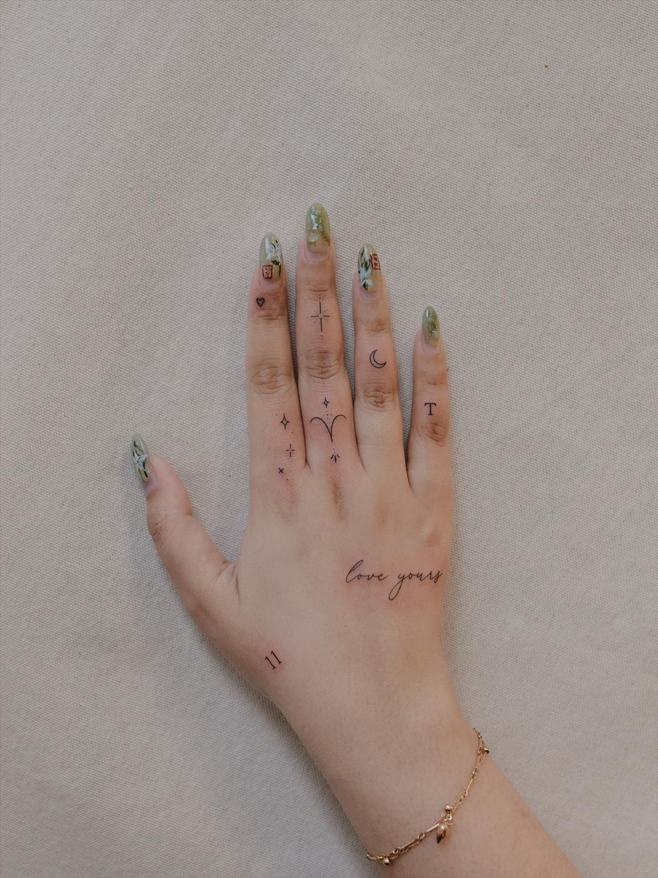 Trendy & Minimal Small Finger Tattoos Ideas For Girls 