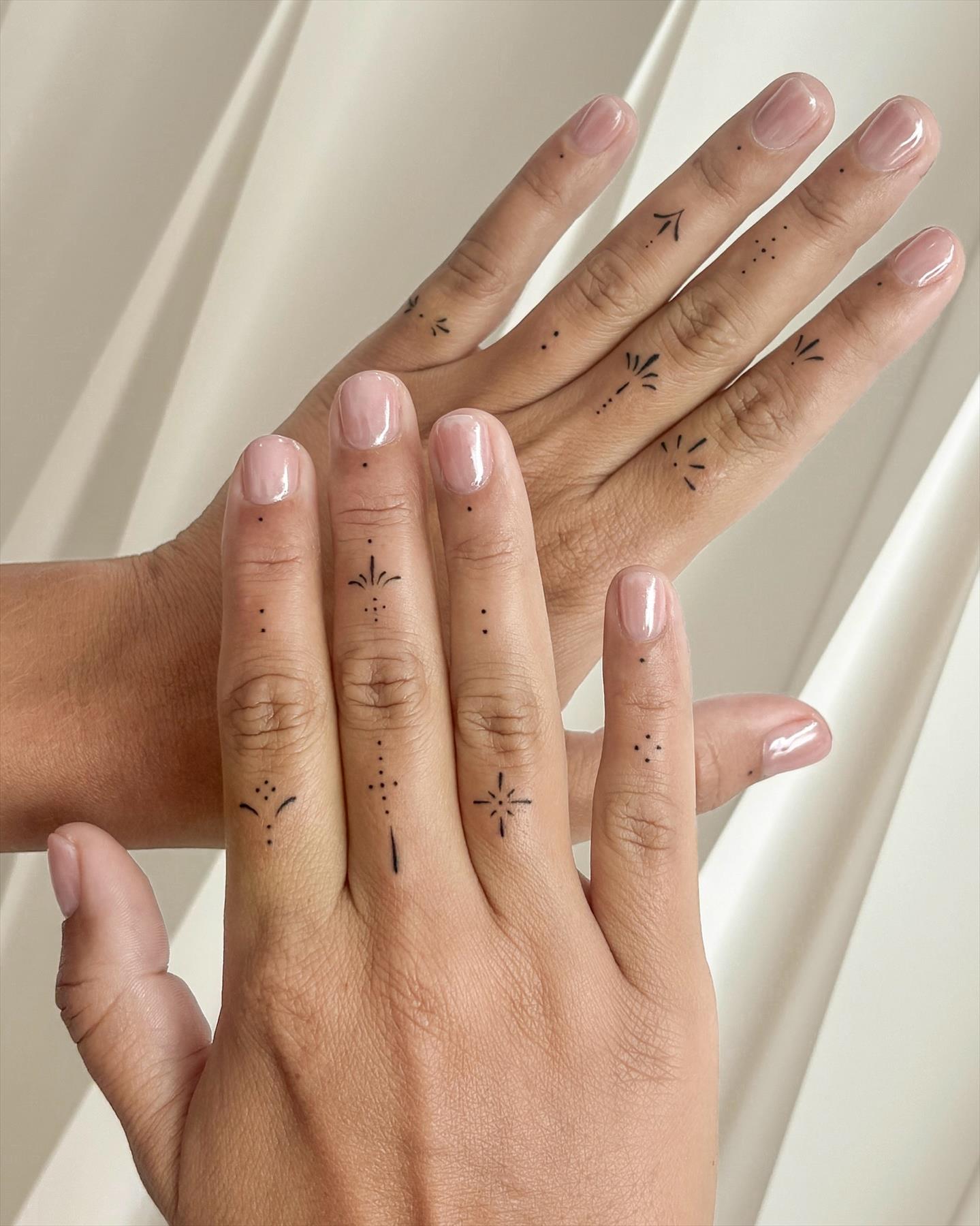 Trendy & Minimal Small Finger Tattoos Ideas For Girls 