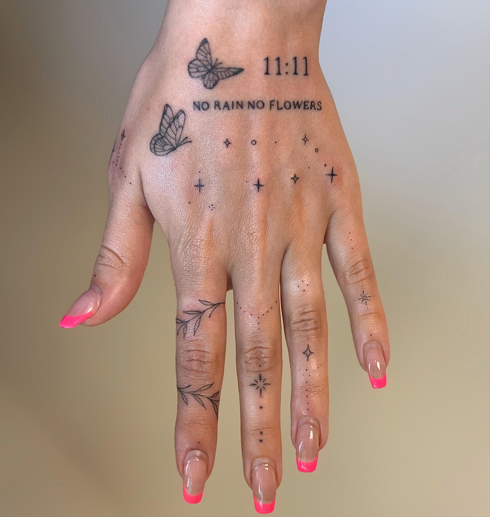 Trendy & Minimal Small Finger Tattoos Ideas For Girls 