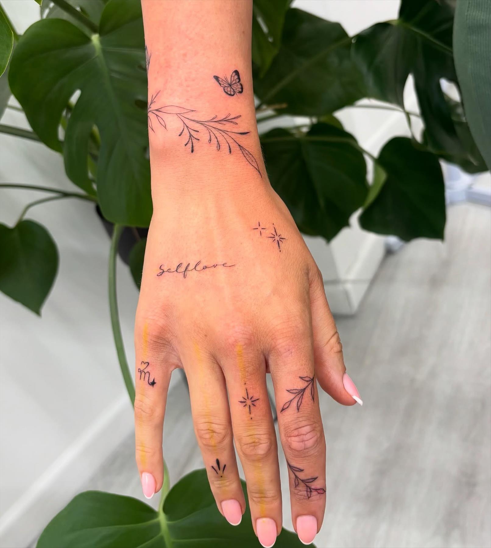 Trendy & Minimal Small Finger Tattoos Ideas For Girls 