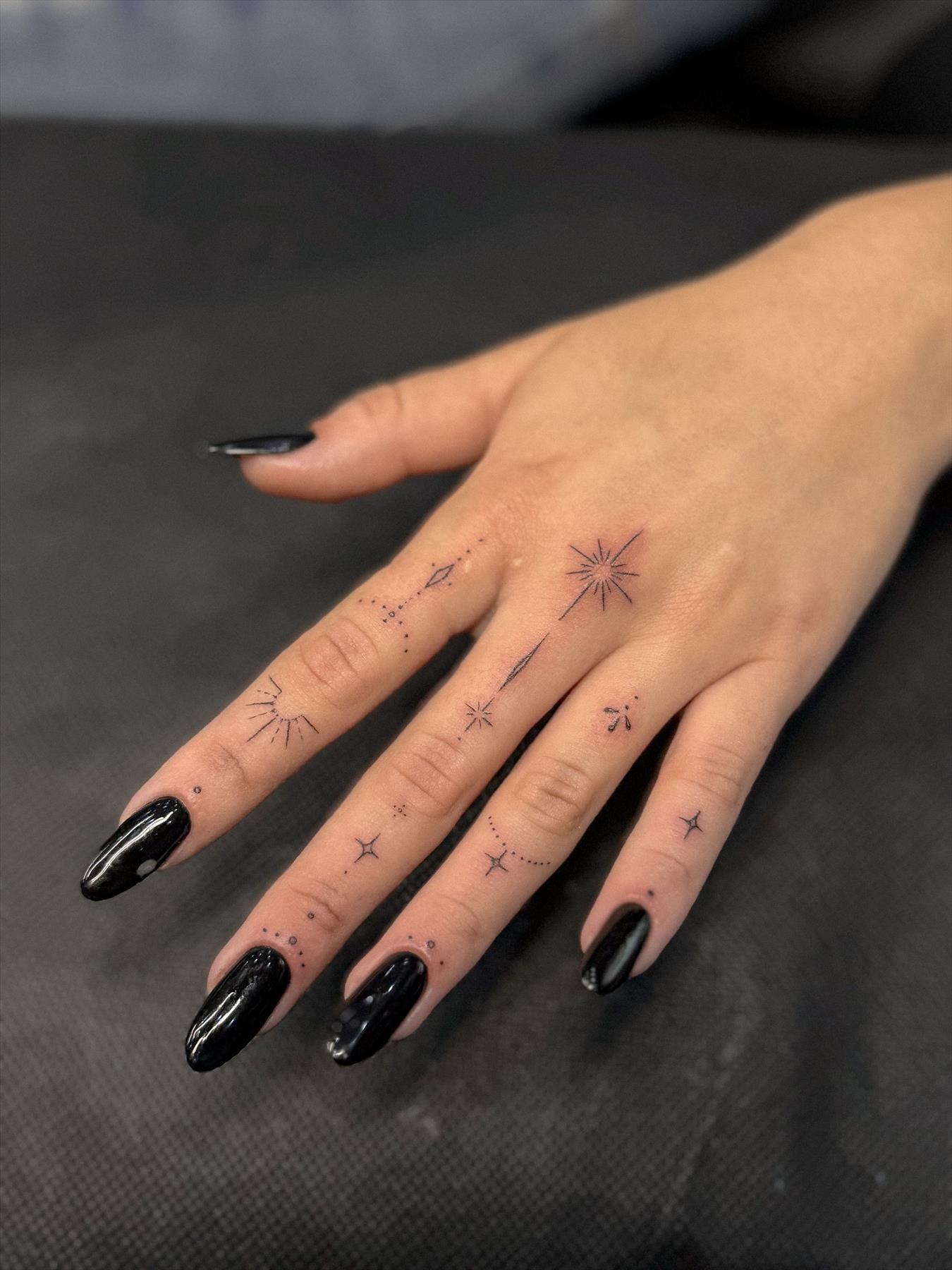 Trendy & Minimal Small Finger Tattoos Ideas For Girls 