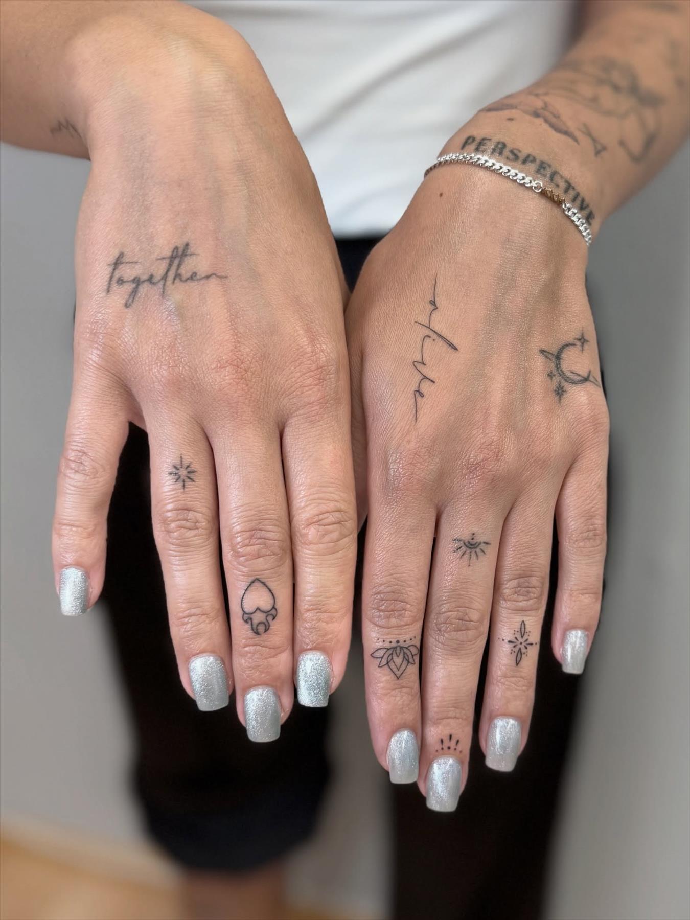 Trendy & Minimal Small Finger Tattoos Ideas For Girls 